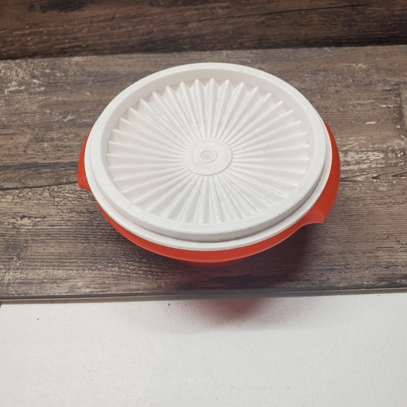 Vintage Tupperware Orange Bowl #1323-22 with Pleated White Servalier Lid #812-25 - Picture 2 of 3